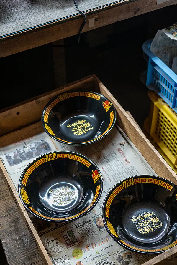 印有一蘭字樣與底部經典金字的精美拉麵碗