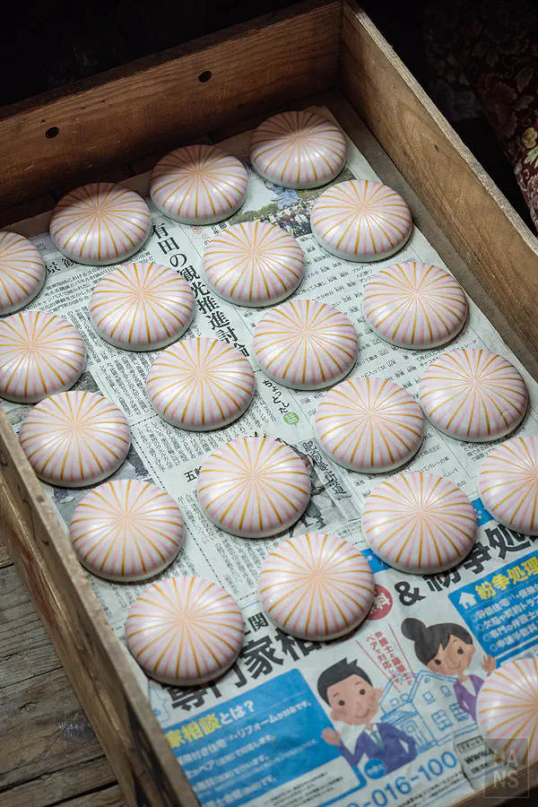 幸樂窯轉印貼花工作坊內專注作業的女性員工們