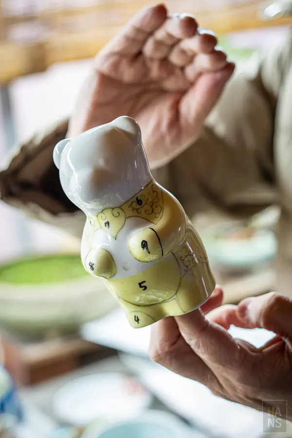 幸樂窯轉印貼花工作坊內專注作業的女性員工們