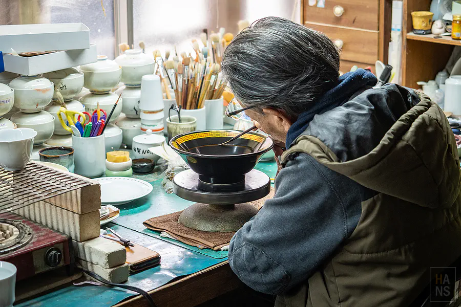 老師傅聚精會神地為一蘭拉麵碗手工描繪金線