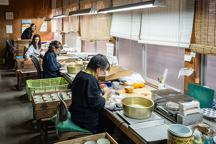 幸樂窯轉印貼花工作坊內專注作業的女性員工們