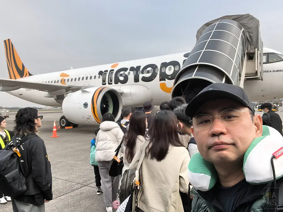 翰斯搭乘台灣虎航準備登機飛往佐賀