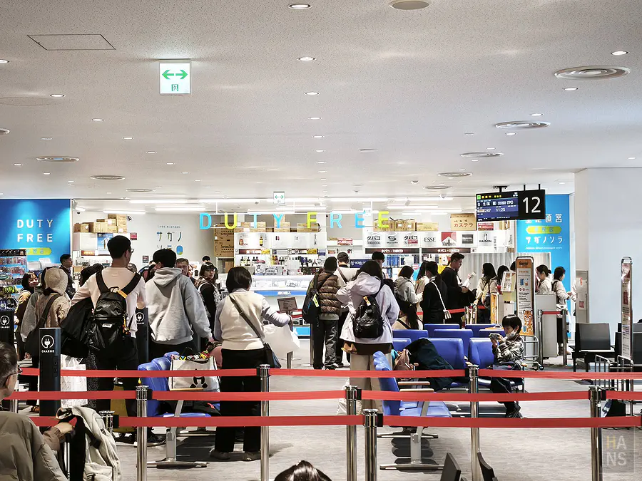 佐賀機場國際線候機室內的免稅店與登機口畫面