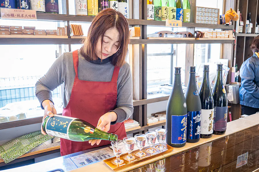 肥前濱車站月台上的高雅HAMA BAR