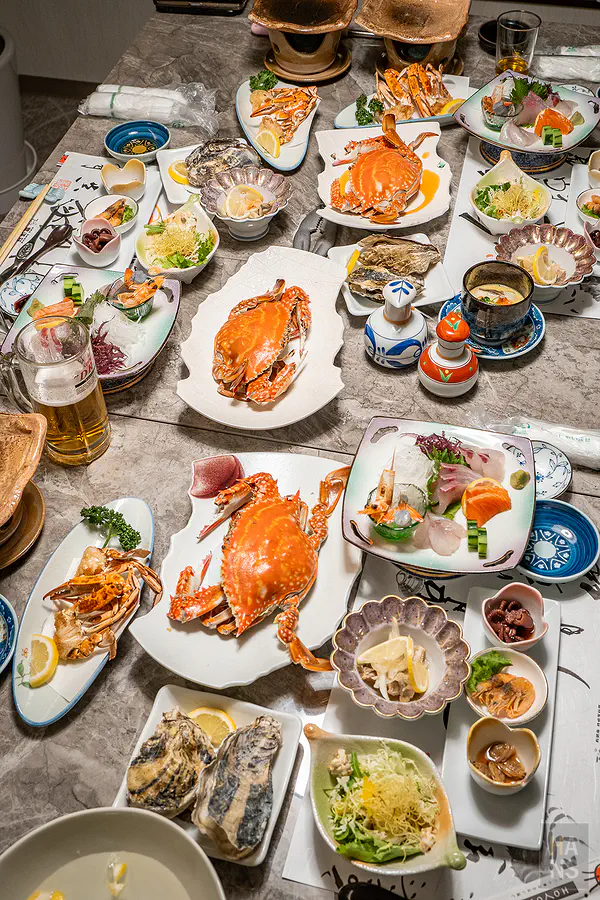 豐洋莊超澎湃海鮮盛宴，包含整隻竹崎蟹與生魚片