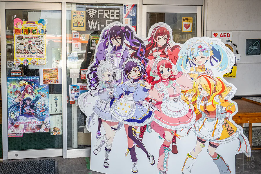 武雄溫泉物產館外的佐賀偶像是傳奇角色等身大立牌