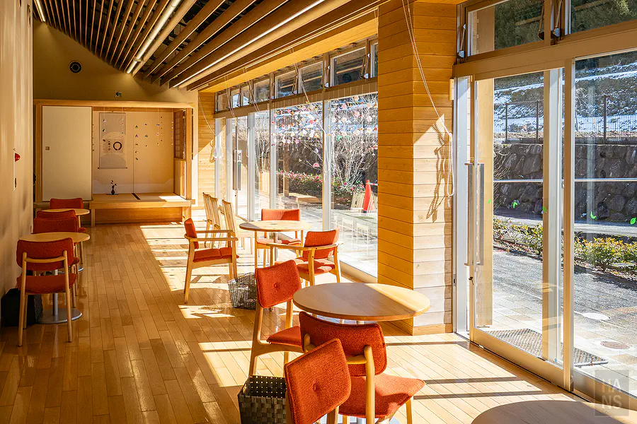 嬉野茶交流館內氛圍絕佳的附設咖啡廳