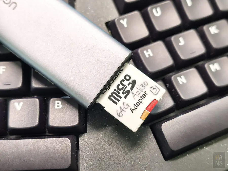 翰斯為了測試資料救援軟體準備的MicroSD卡與轉接卡實拍