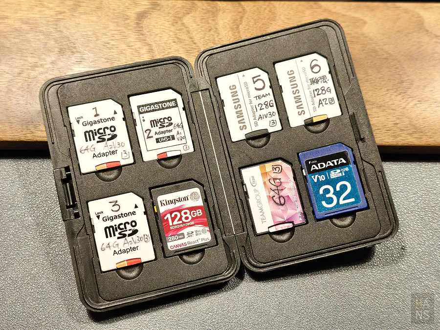 翰斯平時工作使用的相機記憶卡收納盒與多張編號過的SD卡實拍