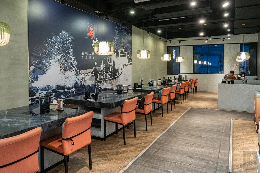 饌澤原火鍋一樓寬敞舒適的現代工業風用餐空間與海浪壁畫