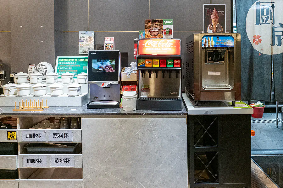 一樓飲料吧提供雀巢咖啡機與各式氣泡飲品