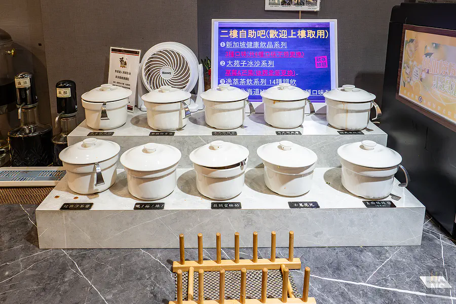 整齊清潔的各式火鍋沾醬與佐料區