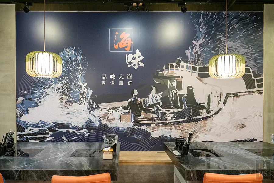一樓牆面上壯闊的海味壁畫特寫