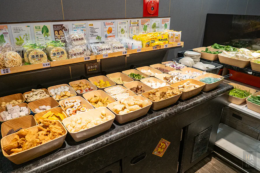 一字排開的火鍋料與新鮮蔬菜區令人食指大動