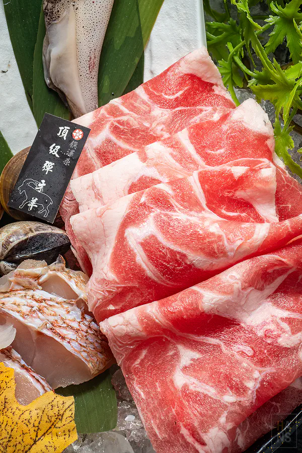 油花分布均勻的鮮切豬肉片特寫