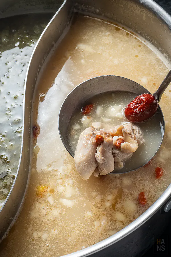 香氣濃郁溫補養生的藥膳雞湯底