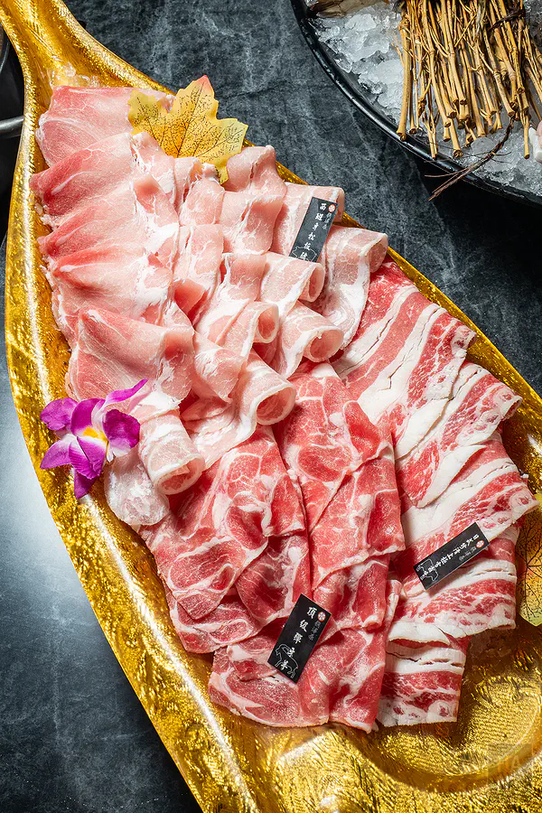 裝滿頂級鮮切肉片的肉肉黃金船氣勢驚人