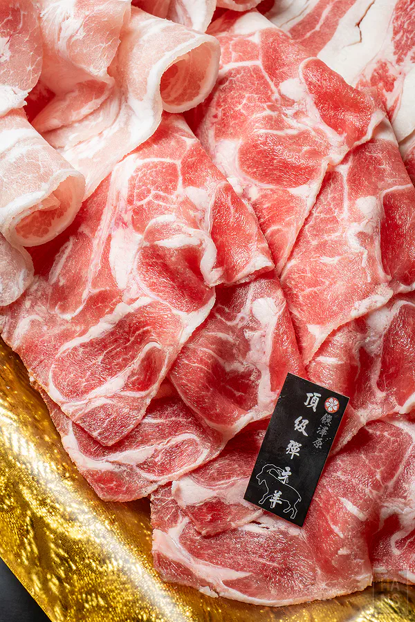 色澤紅潤誘人的頂級鮮切牛肉片特寫