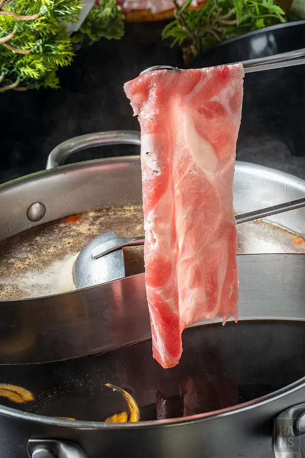 將頂級肉片放入沸騰的火鍋中輕涮川燙