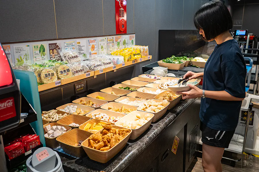 顧客開心地在自助吧夾取金黃酥脆的老油條
