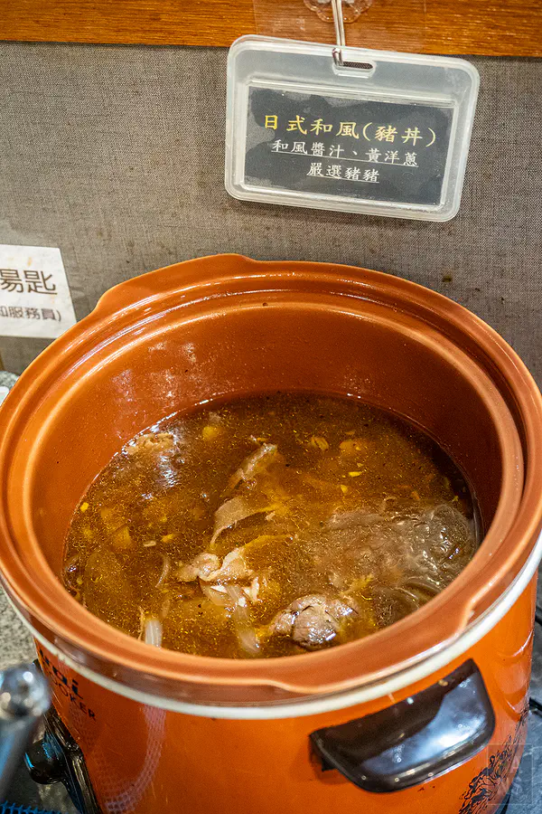 香氣四溢的日式和風豬丼醬汁特寫