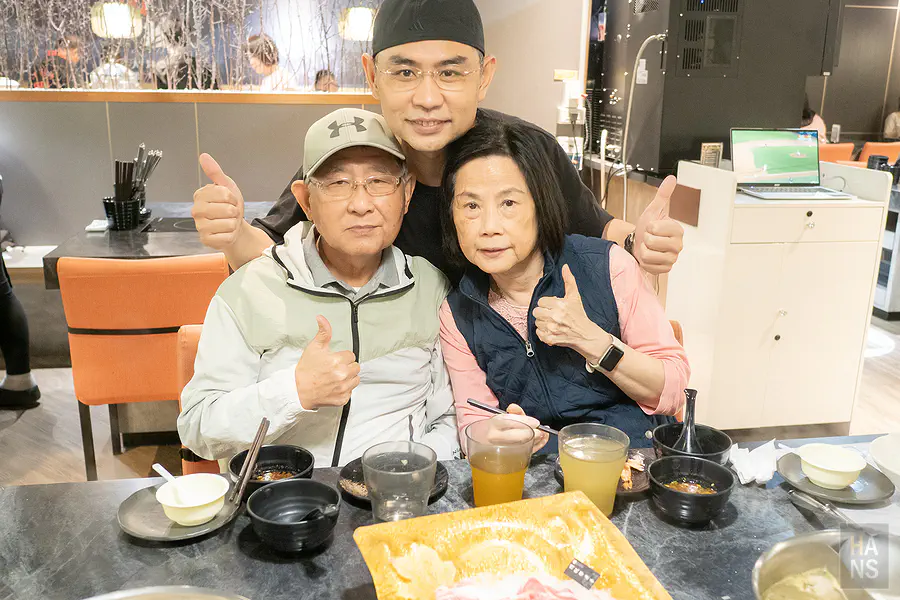 開心的長輩合照在饌澤原火鍋留下美好回憶