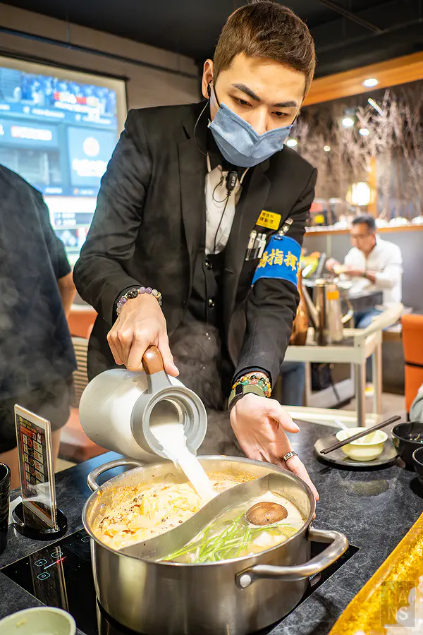服務人員桌邊貼心加入牛奶原湯維持湯頭濃度
