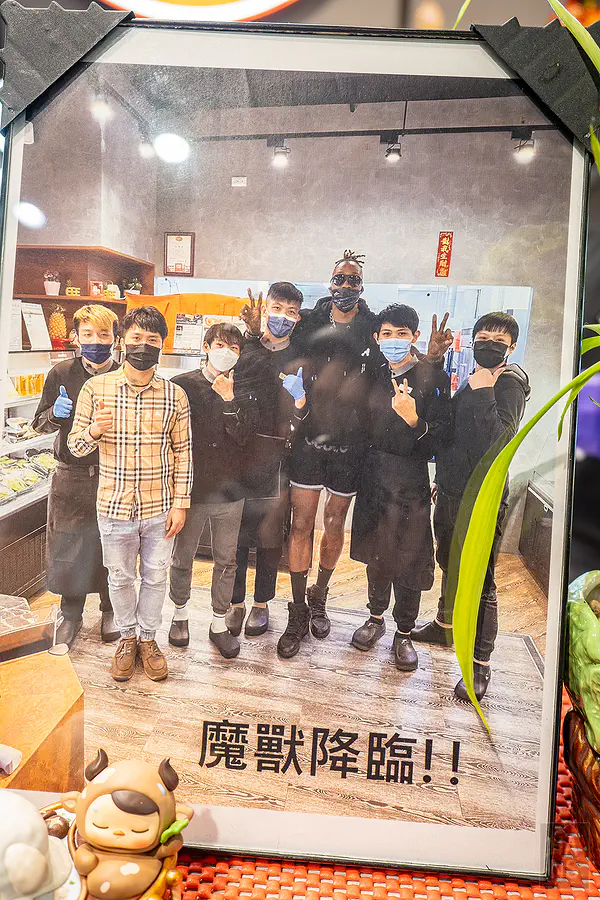 前NBA超級球星魔獸Dwight Howard蒞臨饌澤原火鍋用餐的珍貴合照
