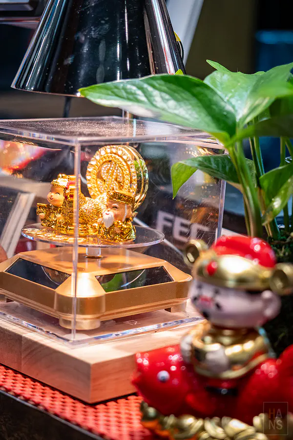 櫃檯處精緻的金色開運擺飾