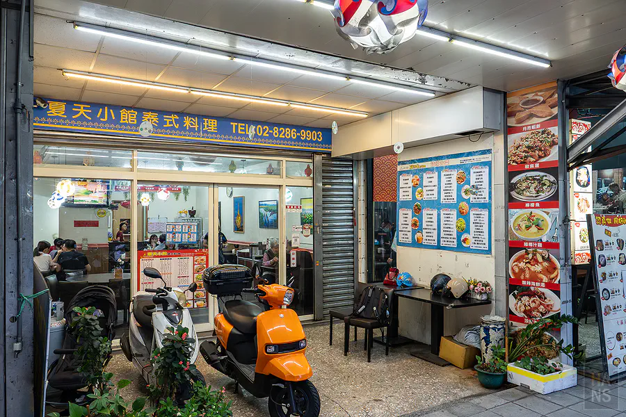 夏天小館泰式料理大門口與戶外菜單