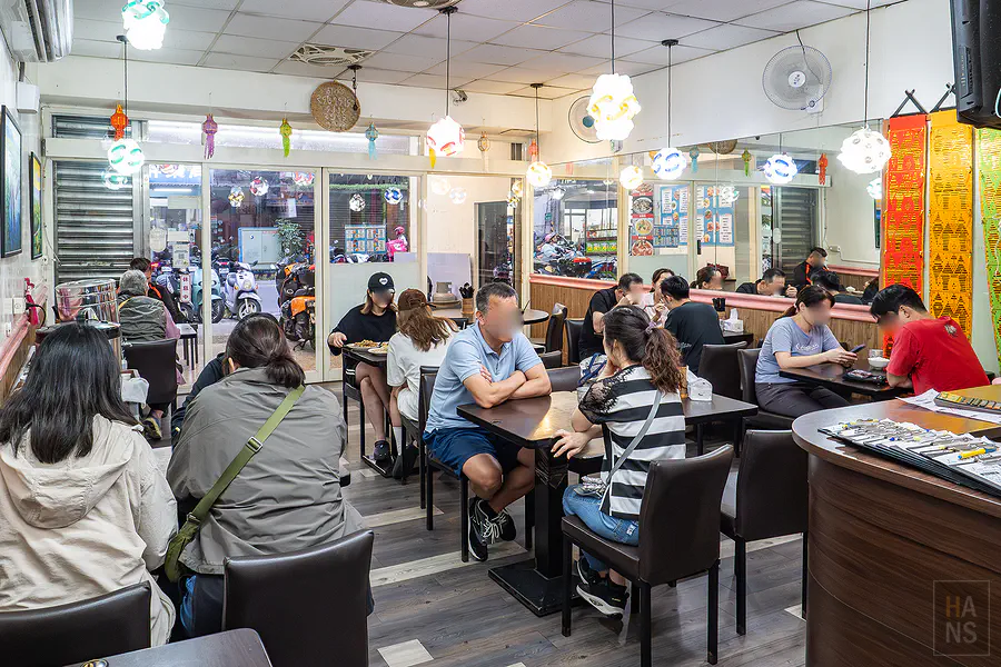 夏天小館泰式料理店內用餐環境與滿滿的客人