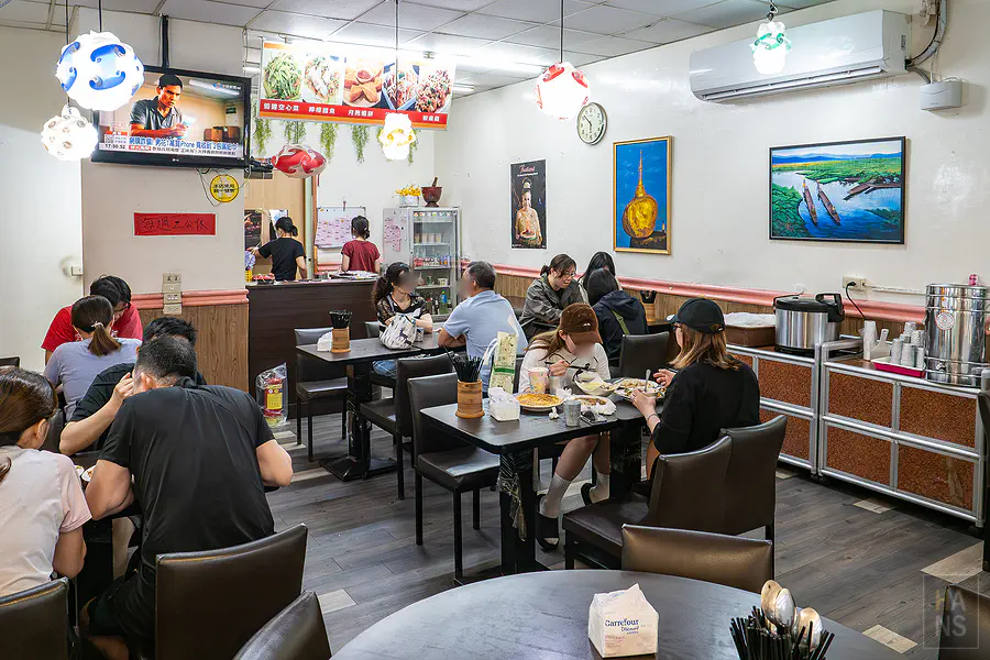 夏天小館泰式料理店內座位區與牆上泰國風情裝飾