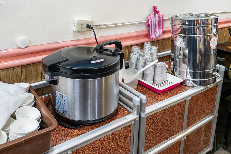 夏天小館泰式料理自助區餐具與大電鍋