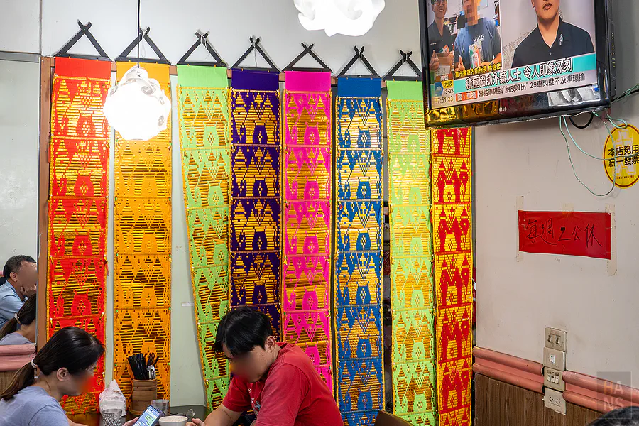 夏天小館泰式料理牆面鮮豔的泰國傳統風格掛布