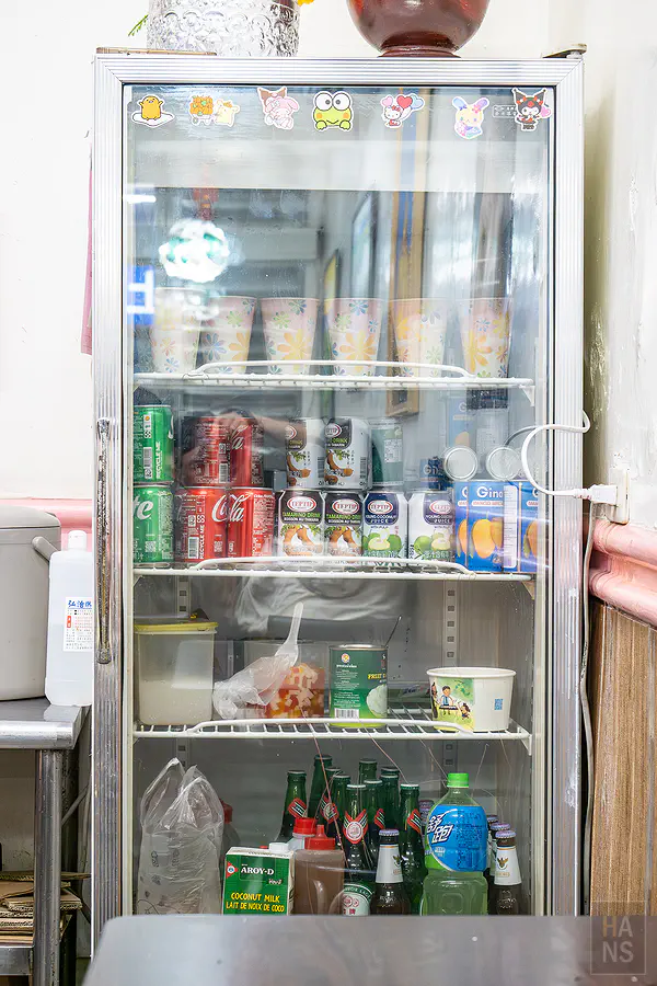 夏天小館泰式料理店內冰箱擺滿泰國進口飲料與啤酒