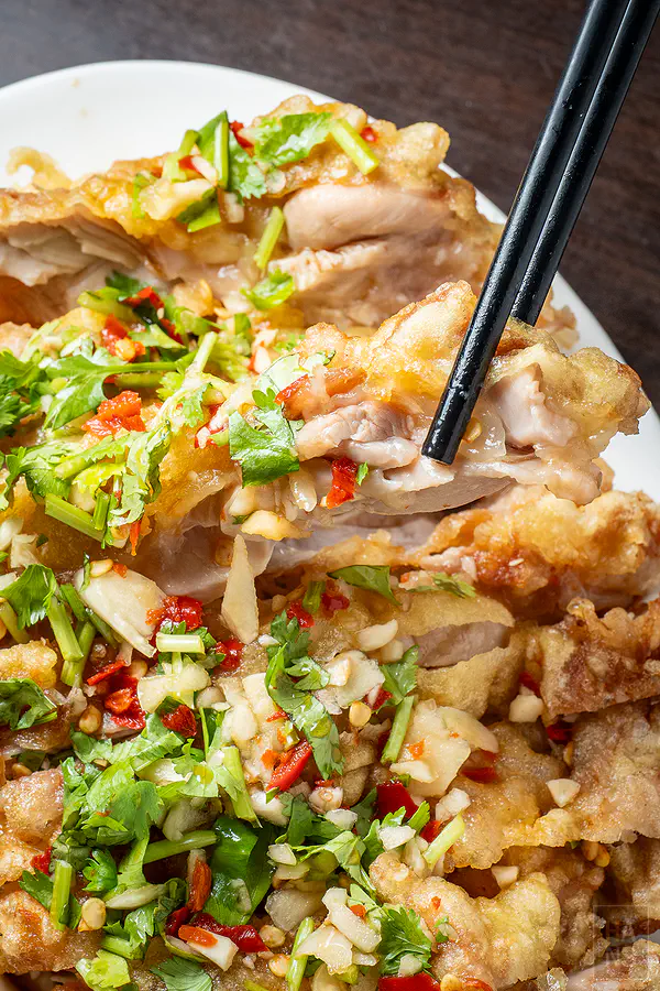 夏天小館泰式料理夾起厚實且軟嫩多汁的椒麻雞肉