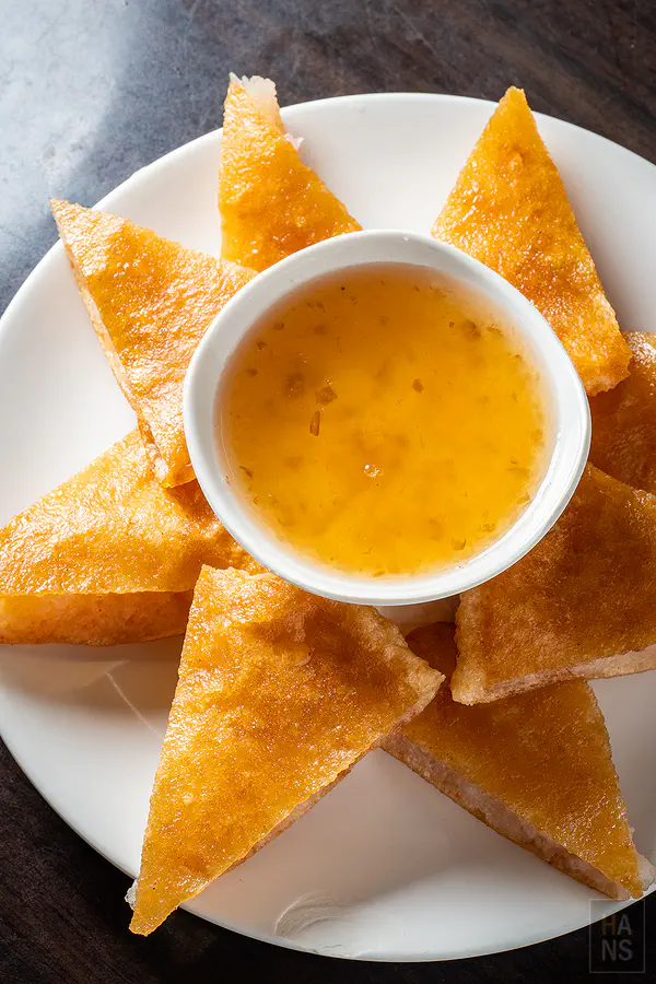 夏天小館泰式料理厚實且外皮金黃酥脆的月亮蝦餅