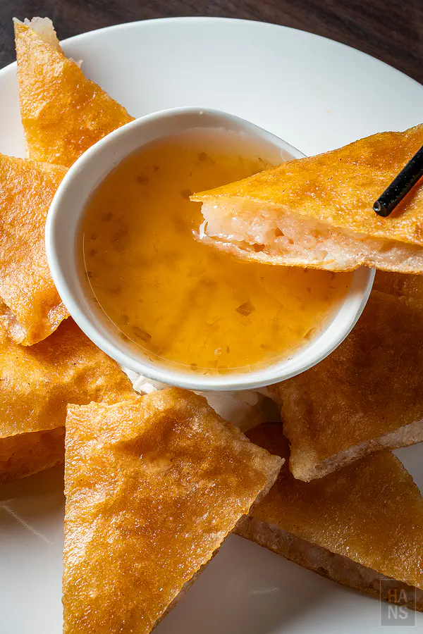 夏天小館泰式料理月亮蝦餅沾取酸甜梅子醬的誘人特寫