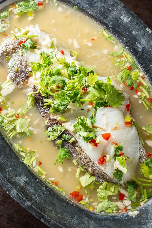 夏天小館泰式料理肉質細緻且酸香鮮甜的清蒸檸檬鱈魚