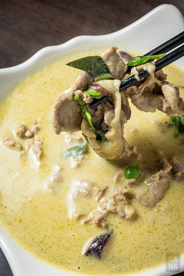 夏天小館泰式料理夾起軟嫩不柴的綠咖哩牛肉片