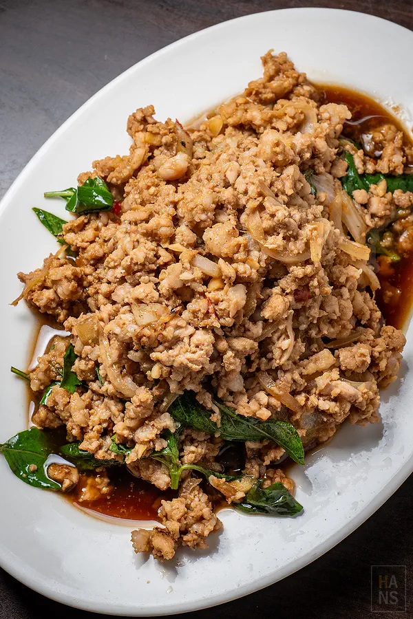 夏天小館泰式料理香氣撲鼻且肥瘦適中的打拋豬