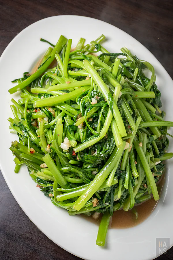 夏天小館泰式料理清脆爽口且香氣濃郁的蝦醬空心菜