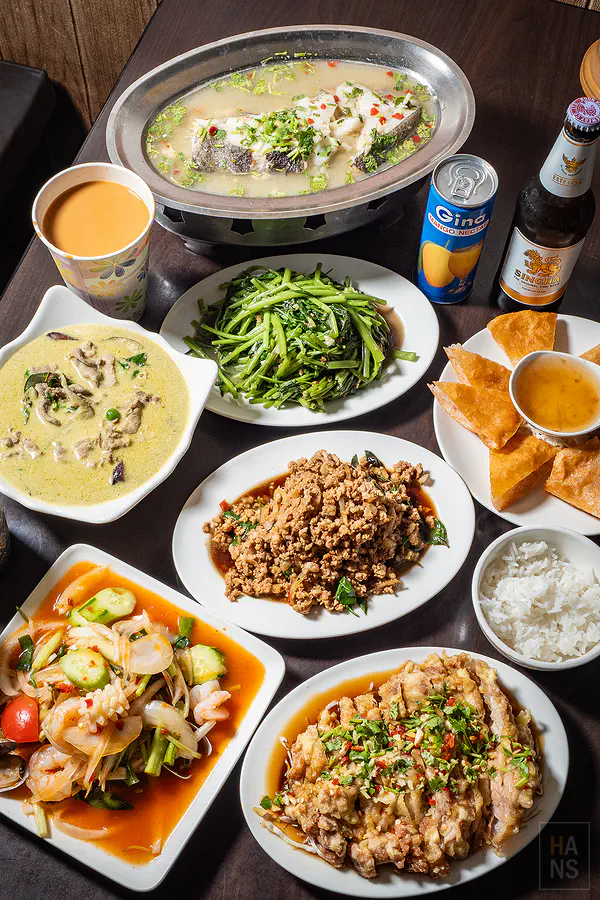 夏天小館泰式料理滿滿一桌豐盛且份量十足的在地泰國菜