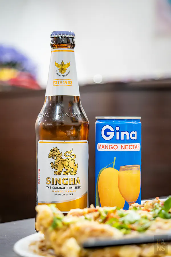 夏天小館泰式料理的泰國獅牌啤酒與進口芒果汁