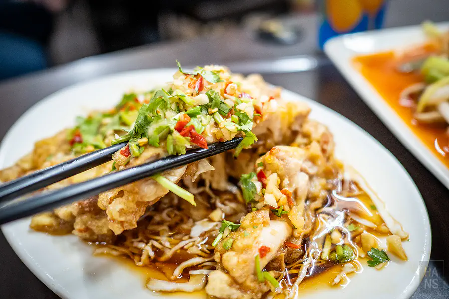 夏天小館泰式料理椒麻雞鋪滿香菜蒜末的誘人特寫