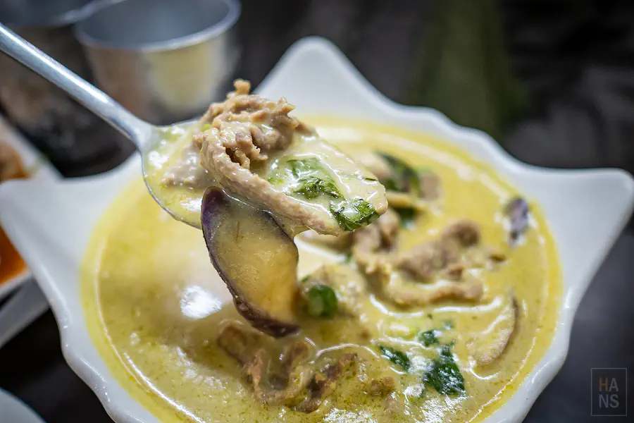 夏天小館泰式料理綠咖哩中搭配的特色道地泰國茄子