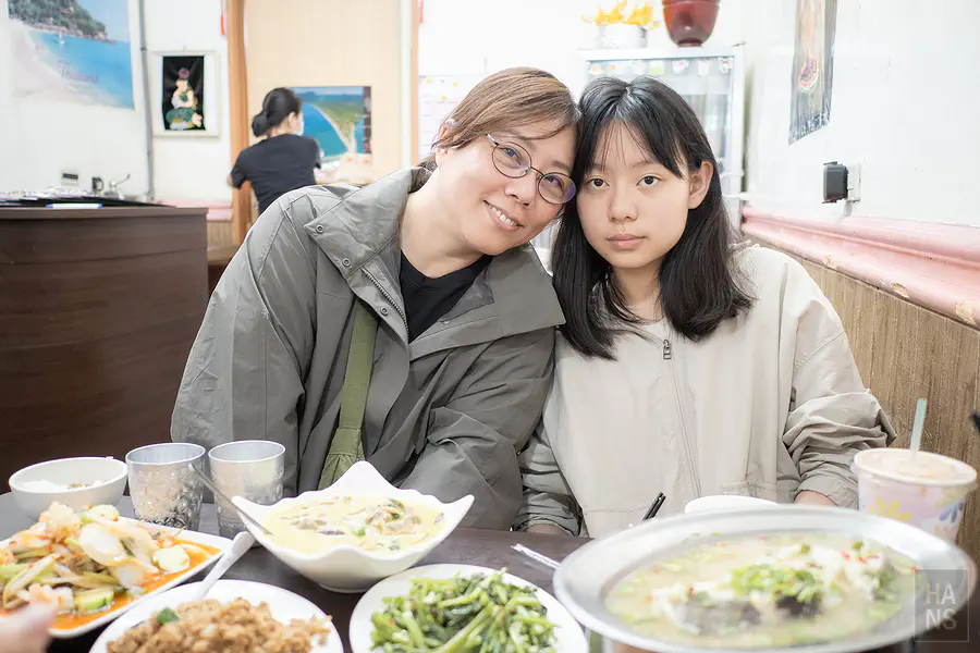 Kay與家人在夏天小館泰式料理開心用餐合影
