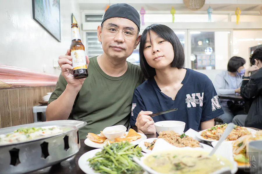 翰斯一家人在夏天小館享受平價大份量的泰式晚餐