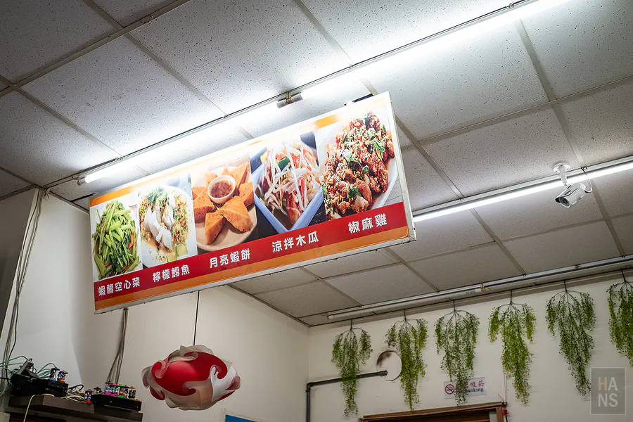 夏天小館泰式料理天花板上的推薦菜色燈箱