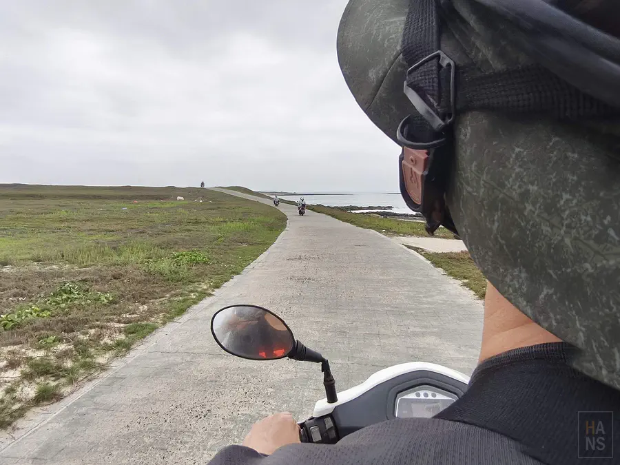 翰斯騎乘機車悠遊在吉貝環島公路上感受清爽的海風拂面